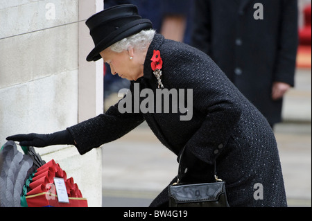 HM besucht Königin Elizabeth II. die Erinnerung Sonntag Gedenkfeier am Ehrenmal, Whitehall, London, 14. November 2010. Stockfoto