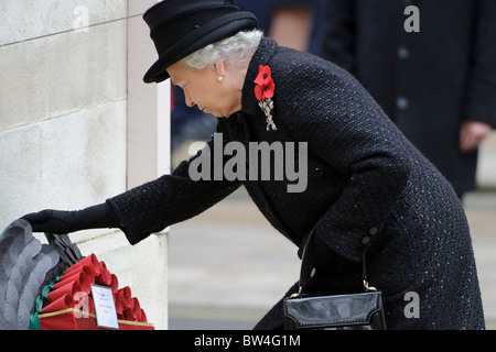 HM besucht Königin Elizabeth II. die Erinnerung Sonntag Gedenkfeier am Ehrenmal, Whitehall, London, 14. November 2010. Stockfoto