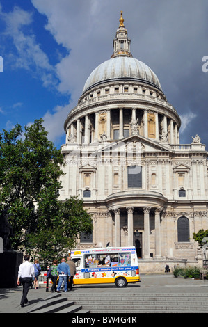 Nutzfahrzeug-Business-Van, der Eiscreme verkauft und vor der St Pauls Cathedral City in London, England, geparkt ist Stockfoto