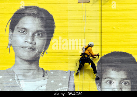 Workman Befestigung Riesen Fotoposter zum Nationaltheater im Rahmen von Aviva "Sie sind The Big Picture" globale Werbekampagne Stockfoto