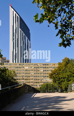 Elefant und Schloss Blick vom veralteten Heygate Estate mit der neuen modernen Architektur von 408 Wohnungen in Strata Tower Wahrzeichen Wolkenkratzer England Großbritannien Stockfoto