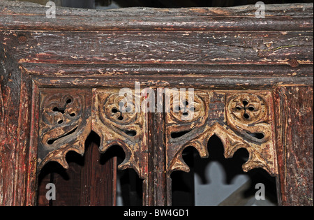 Hölzerne Bildschirm Datierung vor 1400 n. Chr., wodurch eine Kapelle des Heiligen Nikolaus in der Kirche der Heiligen Maria, Apuldram (13. Jh.) Stockfoto