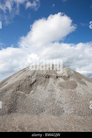 Haufen von Schotter ( Makadam , Kies ) , für Straßen- und Eisenbahnbau verwendet , Finnland Stockfoto