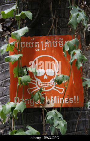 Landmine-Warnschild, Aki Ra Landmine Museum, Siem Reap, Kambodscha Stockfoto