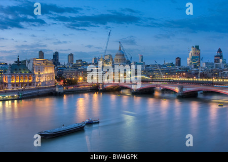 City of London & St. Pauls Cathedral gesehen von der Oxo-Cafe Stockfoto