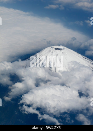 Der schneebedeckte Gipfel von Fuji San (Fujiyama) im Frühsommer von einem Flugzeug aus gesehen, Yamanashi Japan JP Stockfoto