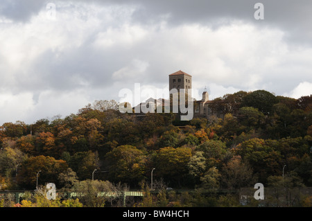 Der Kreuzgang, ein Museum für mittelalterliche Kunst im Fort Tryon Park am nördlichen Ende von Manhattan, entstand durch Rockefeller. Stockfoto