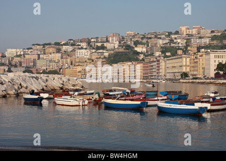 Kleine Boote vor Anker, hinter einem Meer Verteidigung Barriere Neapel Italien Stockfoto