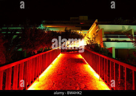 Beleuchteten Weg vom Strand zum Hotelgebäude, Kreta, Griechenland Stockfoto