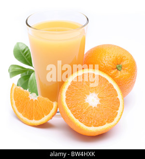 Volles Glas frischen Saft und Obst Orangenscheibe in seiner Nähe. Isoliert auf einem weißen. Stockfoto