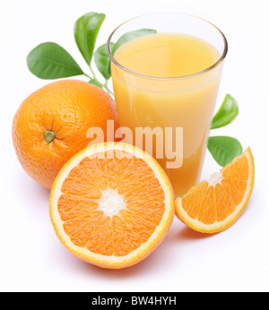 Volles Glas frischen Saft und Obst Orangenscheiben in seiner Nähe. Isoliert auf einem weißen. Stockfoto