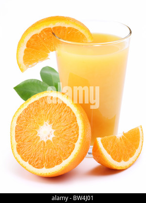 Volles Glas frischen Saft und Obst Orangenscheibe in seiner Nähe. Isoliert auf einem weißen. Stockfoto