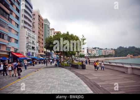 Stanley auf Hong Kong Island, Uferpromenade mit Menschen zu Fuß vorbei an Geschäften Stockfoto