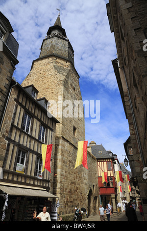 Die Tour de l ' Horloge (Clock Tower) in der mittelalterlichen Stadt Dinan, Côtes-d ' Armor, Bretagne, Frankreich. Stockfoto