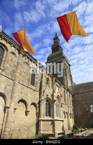 Die Kirche St. Sauveur in der schönen mittelalterlichen Stadt Dinan, Bretagne, Frankreich. Stockfoto