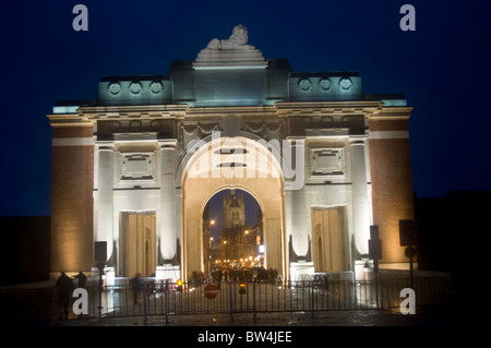 Das Menentor nachts mit den Tuchhallen im Hintergrund. Die Vorbereitungen laufen für den 11. November Abendgottesdienst Stockfoto