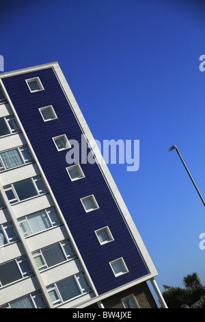 Ein modernes Appartementhaus auf Eastbourne Strandpromenade, East Sussex, England. Stockfoto