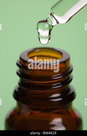 Pipette und Aromatherapie Essenz Ölflasche Stockfoto