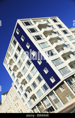 Ein modernes Appartementhaus auf Eastbourne Strandpromenade, East Sussex, England. Stockfoto