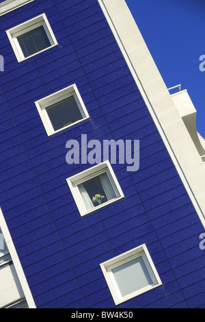 Ein modernes Appartementhaus auf Eastbourne Strandpromenade, East Sussex, England. Stockfoto