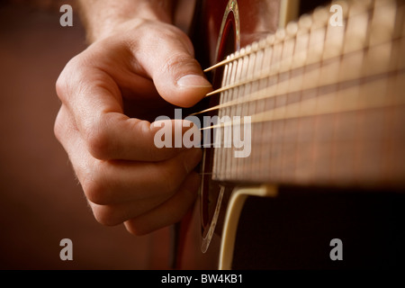 Akustische Gitarre Gitarrist spielen Stockfoto