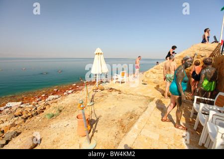 Jordan, Deadsea, Totes Meer, Resort und Spa, Schlamm, Schwimmen und schweben auf dem Wasser Stockfoto