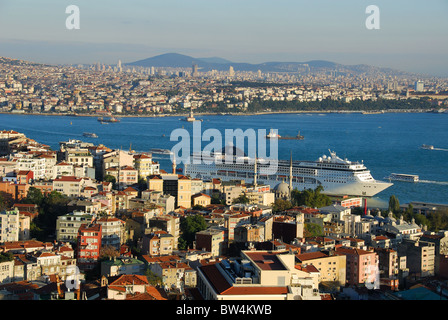 ISTANBUL, TÜRKEI. Einen Abend Blick auf den Bosporus und europäischen und asiatischen Küsten der Stadt vom Stadtteil Beyoglu. 2010. Stockfoto