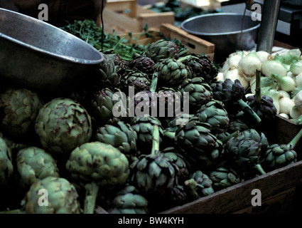 Tablett mit Artischocken in Toulon Markt, Frankreich. Stockfoto