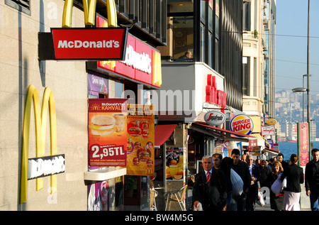 ISTANBUL, TÜRKEI. Fastfood-Restaurants auf Ankara Caddesi gegenüber Sirkeci Bahnhof im Stadtteil Eminönü. 2010. Stockfoto