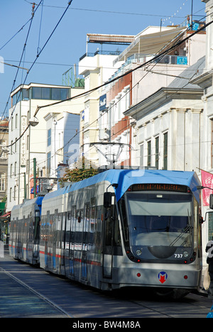 ISTANBUL, TÜRKEI. Ein Blick entlang der Divan Yolu in Sultanahmet-Viertel. Herbst 2010. Stockfoto