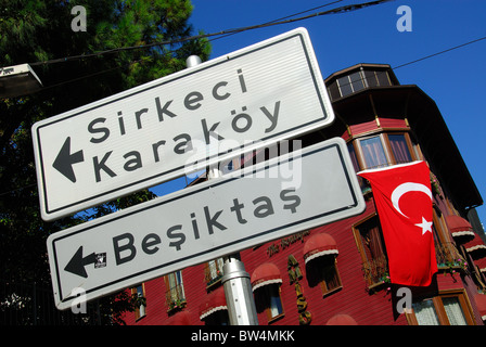 ISTANBUL, TÜRKEI. Ein Straßenschild in Gulhane - Sultanahmet-Viertel der Stadt. 2010. Stockfoto