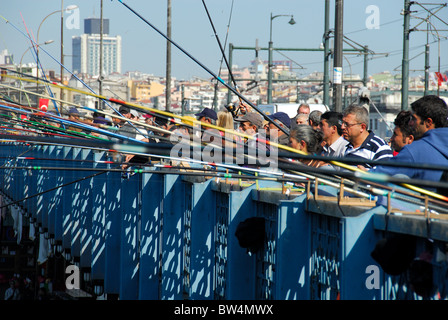 ISTANBUL, TÜRKEI. Männer Angeln in das Goldene Horn von Eminönü Ende der Galata-Brücke. 2010. Stockfoto
