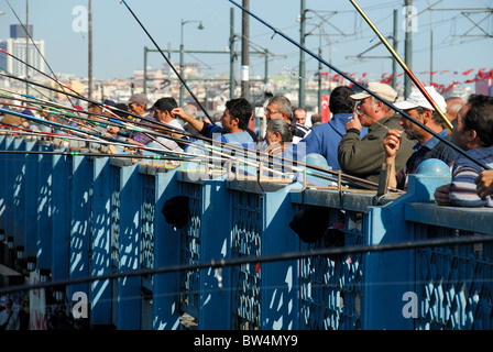 ISTANBUL, TÜRKEI. Männer Angeln in das Goldene Horn von Eminönü Ende der Galata-Brücke. 2010. Stockfoto