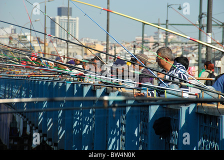 ISTANBUL, TÜRKEI. Männer Angeln in das Goldene Horn von Eminönü Ende der Galata-Brücke. 2010. Stockfoto