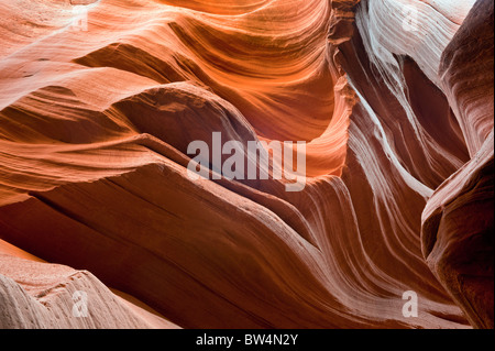 Abstrakte Schattierungen von Orange und Vermillion erstellt durch die Sonne reflektiert auf dem Navajo-Sandstein im Antelope Canyon Page, Arizona Stockfoto