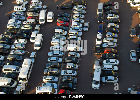 ISTANBUL, TÜRKEI. Einen erhöhten Blick auf einen sehr überfüllten Parkplatz im Stadtteil Beyoglu. 2010. Stockfoto