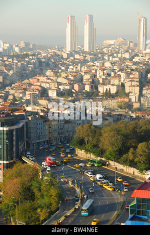 ISTANBUL, TÜRKEI. Ein Blick nach unten auf Tarlabasi Bulvari in Beyoglu, mit Sisli Bezirk in der Ferne. Herbst 2010. Stockfoto