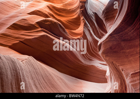 Abstrakte Schattierungen von Orange und Vermillion erstellt durch die Sonne reflektiert auf dem Navajo-Sandstein im Antelope Canyon Page, Arizona Stockfoto