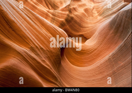 Abstrakte Schattierungen von Orange und Vermillion erstellt durch die Sonne reflektiert auf dem Navajo-Sandstein im Antelope Canyon Page, Arizona Stockfoto