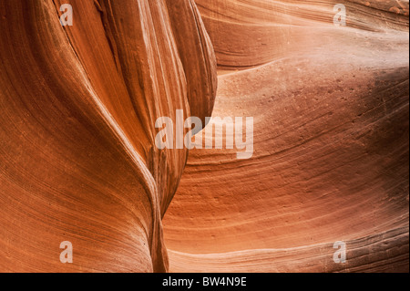 Abstrakte Schattierungen von Orange und Vermillion erstellt durch die Sonne reflektiert auf dem Navajo-Sandstein im Antelope Canyon Page, Arizona Stockfoto