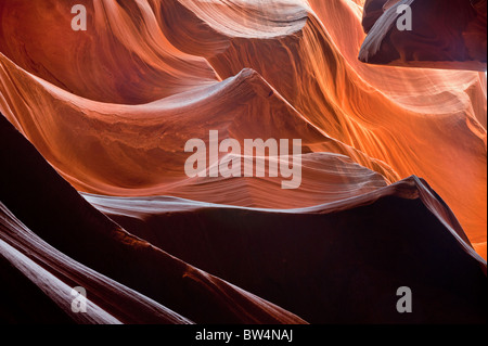 Abstrakte Schattierungen von Orange und Vermillion erstellt durch die Sonne reflektiert auf dem Navajo-Sandstein im Antelope Canyon Page, Arizona Stockfoto