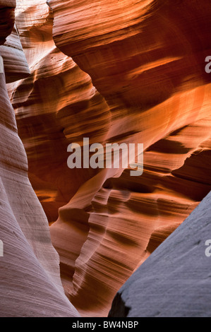 Abstrakte Schattierungen von Orange und Vermillion erstellt durch die Sonne reflektiert auf dem Navajo-Sandstein im Antelope Canyon Page, Arizona Stockfoto