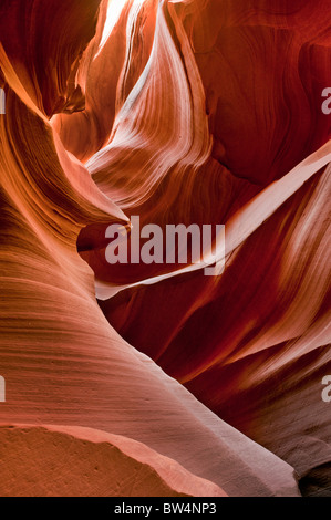 Abstrakte Schattierungen von Orange und Vermillion erstellt durch die Sonne reflektiert auf dem Navajo-Sandstein im Antelope Canyon Page, Arizona Stockfoto