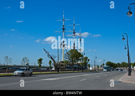 Das schwimmende Restaurant Zabava gebaut, um eine alte altmodische Segelschiff ähneln und vertäut auf der Newa in Sankt Petersburg Stockfoto