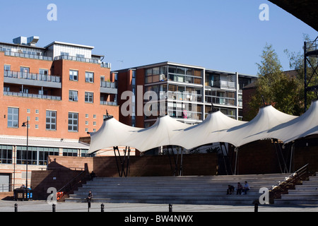 Wohnungen und Sitzplätze Terrasse Castlefield Kanal-Becken in der Nähe der Kreuzung der Rochdale und Bridgewater Kanäle Manchester Stockfoto