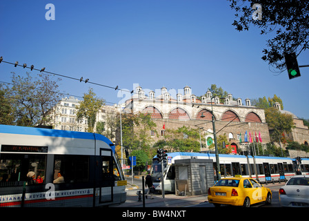 ISTANBUL, TÜRKEI. Straßenbahnen vorbei Tophane, einem ehemaligen osmanischen Kanonengießerei durch den Bosporus. 2010. Stockfoto