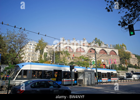 ISTANBUL, TÜRKEI. Eine Straßenbahn vorbei Tophane, einem ehemaligen osmanischen Kanonengießerei durch den Bosporus. 2010. Stockfoto