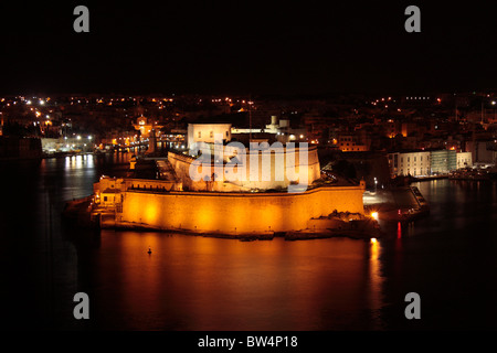 Fort St. Angelo in den Grand Harbour von Malta, Europa, bei Nacht. Der maltesischen Geschichte. Historische Gebäude und militärische Architektur. Stockfoto