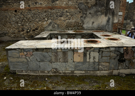 Die ausgegrabenen Zähler ein Thermopolium (verzehrbereit Lebensmittelgeschäft) in Pompeji, Italien Stockfoto