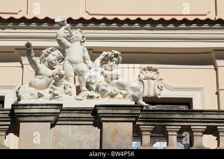 Skulpturen im Schloss und Garten Kozlowka, Zamoyski Residenz, Polen Stockfoto